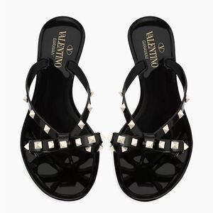 Valentino Garavani Rubber Rockstud Thongs in Black Size 39